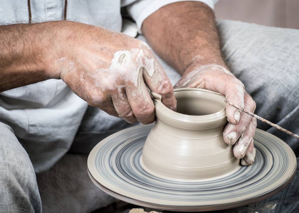 L'Arte della Ceramica al Tornio: Tra Creatività e Abilità Artigianale